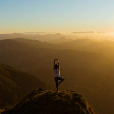 Ce este meditația? 7 moduri în care este înțeleasă de Emmanuel Carrère în cartea-cult autobiografică Yoga