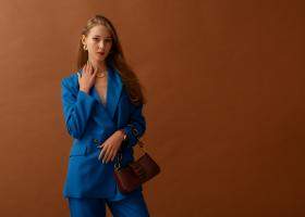 5 ținute care favorizează femeile scunde: idei de outfituri pentru o siluetă alungită, cu stil și personalitate