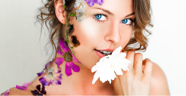 Cum poți folosi uleiurile esențiale pentru îngrijirea tenului 