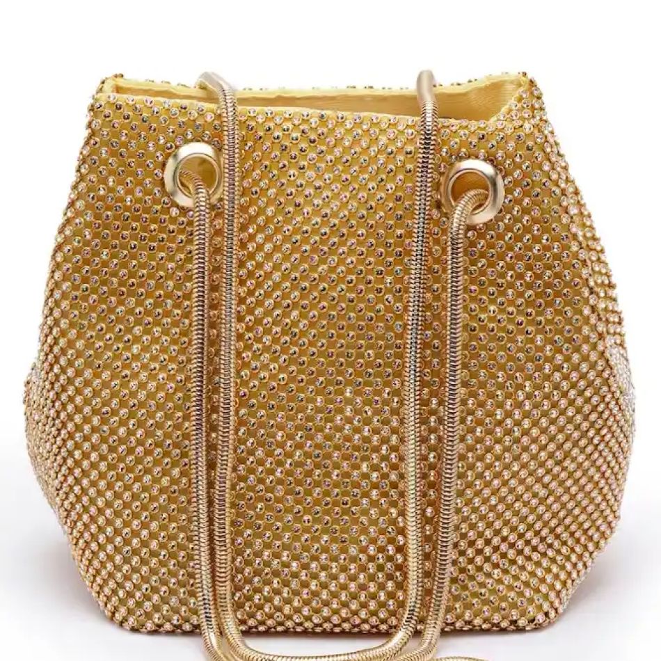 Strălucirea modernă: Cum integrezi accente metalice în ținutele tale