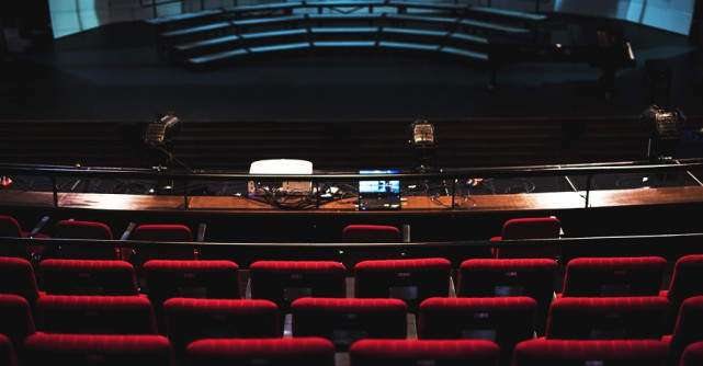 Top cinci locuri unde să mergi la teatru în București