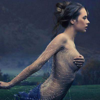 Foto socant: Vedeta goala in pat, alaturi de nepotul sau