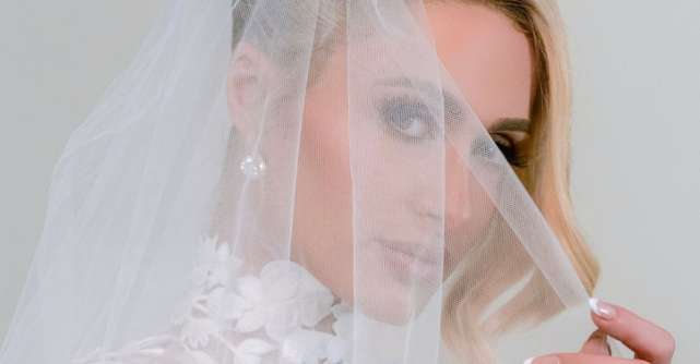 Paris Hilton a purtat 5 rochii albe si una roz in ziua nuntii. Care iti place cel mai mult?