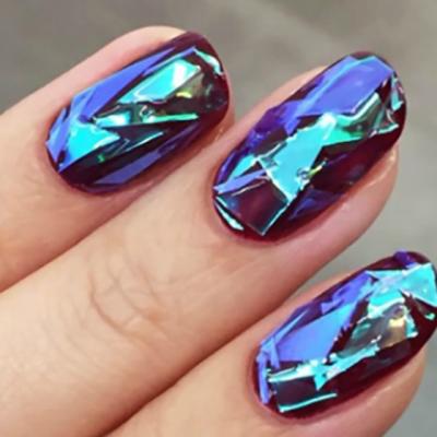 Video: Aplica sclipici pe unghii. Ce urmeaza? GENIAL