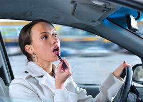 Cum să transformi o ținută de birou într-una de seară în doar câteva minute