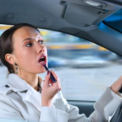 Cum să transformi o ținută de birou într-una de seară în doar câteva minute