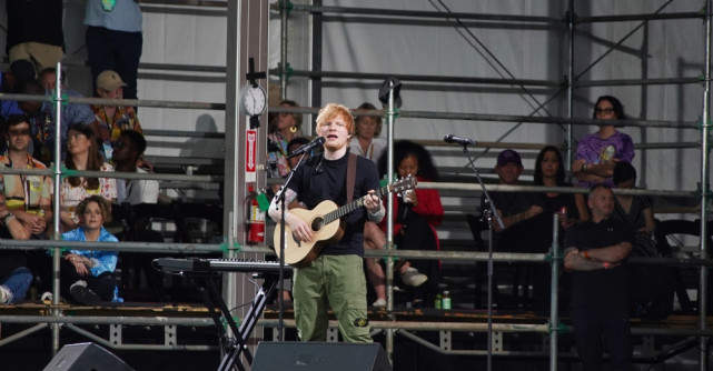 Ed Sheeran, cu vocea tremurândă pe scenă după scandalul din turneu: Îmi pare atât de, atât de rău. Nu vreau să dezamăgesc fanii