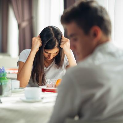 5 semne că te minte