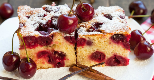 Prăjitură cu vişine. În 30 de minute este gata