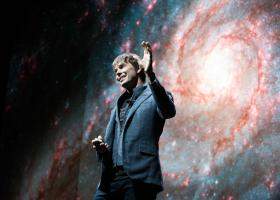De la scena pop la scena cosmologiei: Brian Cox aduce „Emergence” la București
