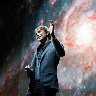 De la scena pop la scena cosmologiei: Brian Cox aduce „Emergence” la București