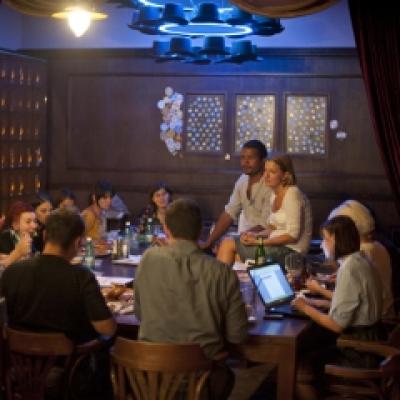 Romanii ies la masa la restaurant pentru a fi serviti si pentru a socializa