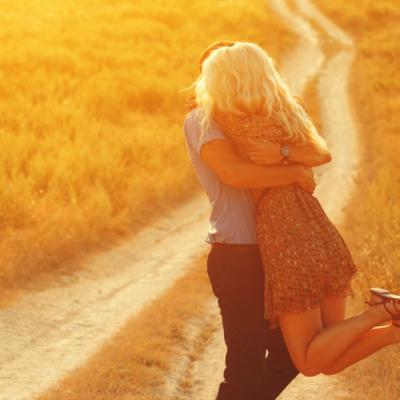 Iubire pe viata. Semnele care iti arata ca nu va inceta sa te iubeasca