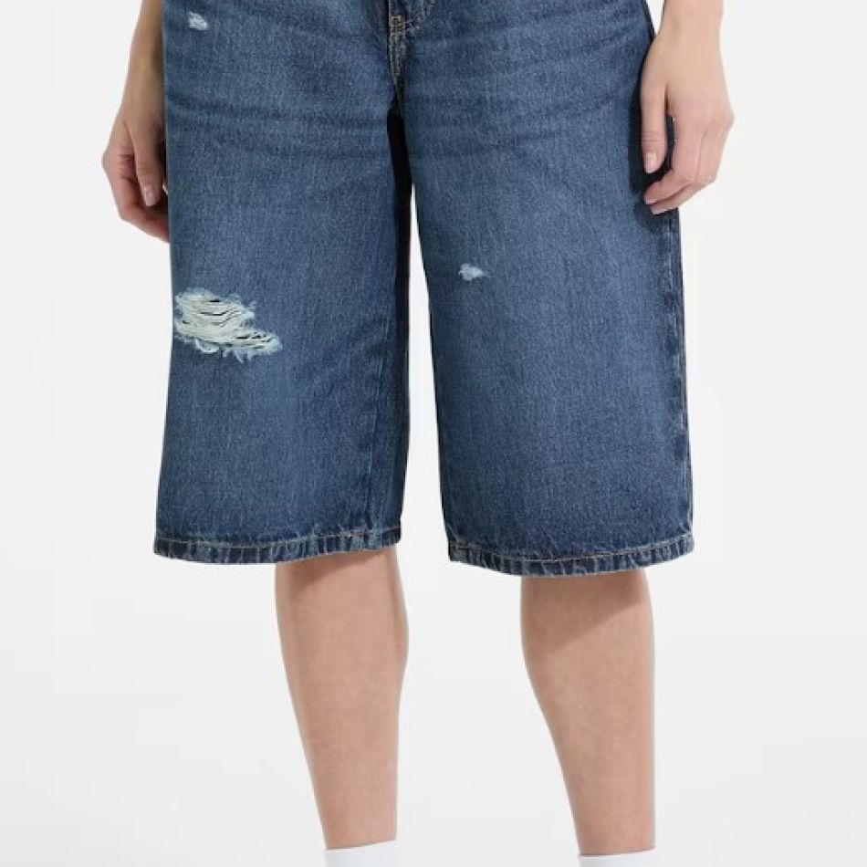 Adio blugi extrem de scurți! Vara aceasta se poartă bermudele, până la genunchi, cu aer masculin