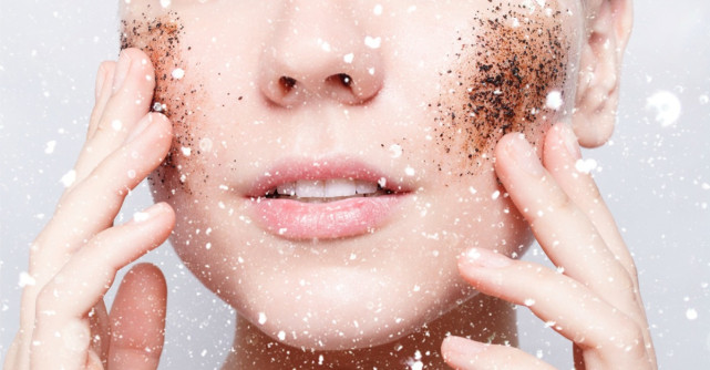 3 scruburi faciale pe care le poti prepara acasa pentru un ten vizibil intinerit