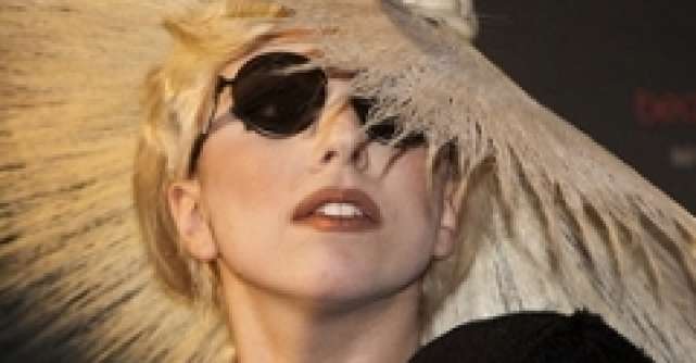 [FOTO] Lady Gaga le-a aratat fundul parizienilor