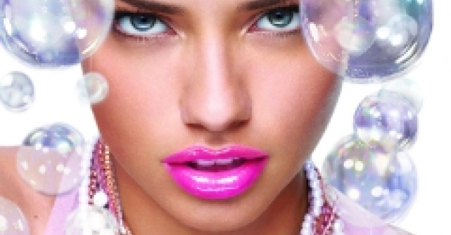 Foto: Adriana Lima, un inger topless