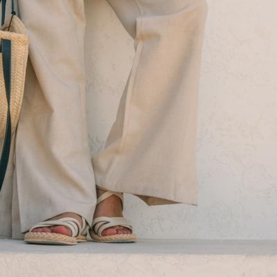 Pantalonii din in în 5 ținute de vară care arată impecabil: cum îi porți cu stil