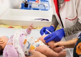 Ratele de vaccinare a copiilor sunt în scădere în Europa, ceea ce favorizează reapariția rujeolei și a tusei convulsive