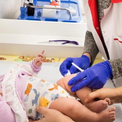 Ratele de vaccinare a copiilor sunt în scădere în Europa, ceea ce favorizează reapariția rujeolei și a tusei convulsive