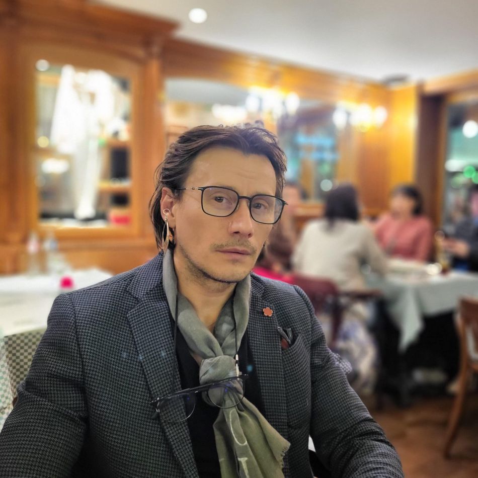 Marius Manole s-a accidentat pe scenă. Actorul a fost transportat de urgență la spital