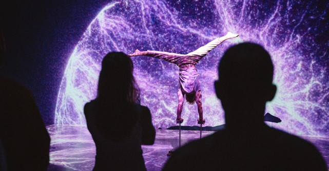 PREMIERĂ: [IN BETWEEN] Primul spectacol de dans imersiv la MINA