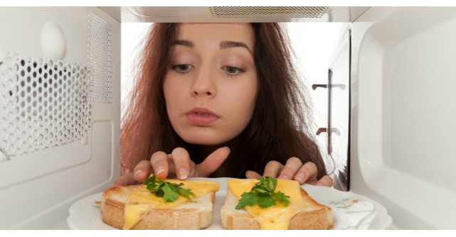 De ce nu e bine sa incalzim mancarea in cuptorul cu microunde