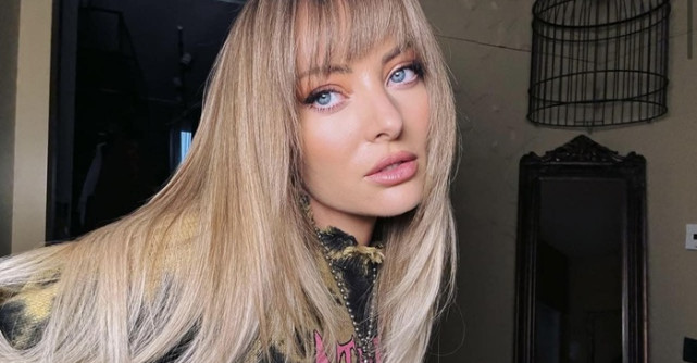 Delia, moment de panică în vacanță: S-a urcat într-un copac de frica unor câini