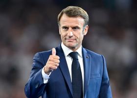 Apariție lui Emmanuel Macron a surprins internetul! Motivul pentru care a ales să poarte ochelari de soare
