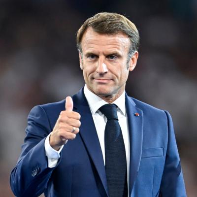 Apariția lui Emmanuel Macron a surprins internetul! Motivul pentru care a ales să poarte ochelari de soare 