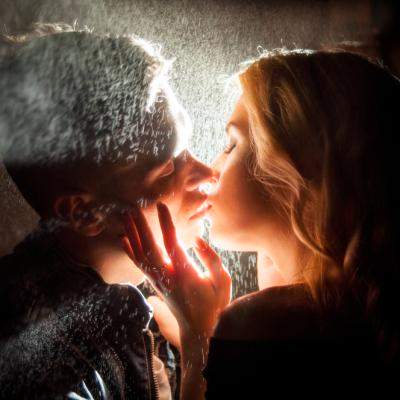 Fetișul dublei penetrări în cuplu: cum îl explorezi cu jucării sexuale, cu plăcere maximă, dar și siguranță