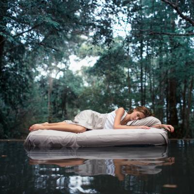 Spune-mi în ce poziție dormi să îți spun ce visezi