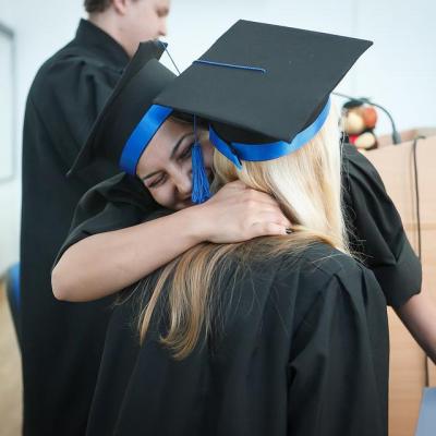 Fiica Adrianei Iliescu a terminat liceul în calitate de șefă de promoție. Eliza Iliescu se va înscrie la două facultăți