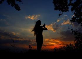 20 de lucruri pe care să ți le spui înainte de culcare când sufletul nu mai poate – meditații poetice pentru femeia care caută liniștea