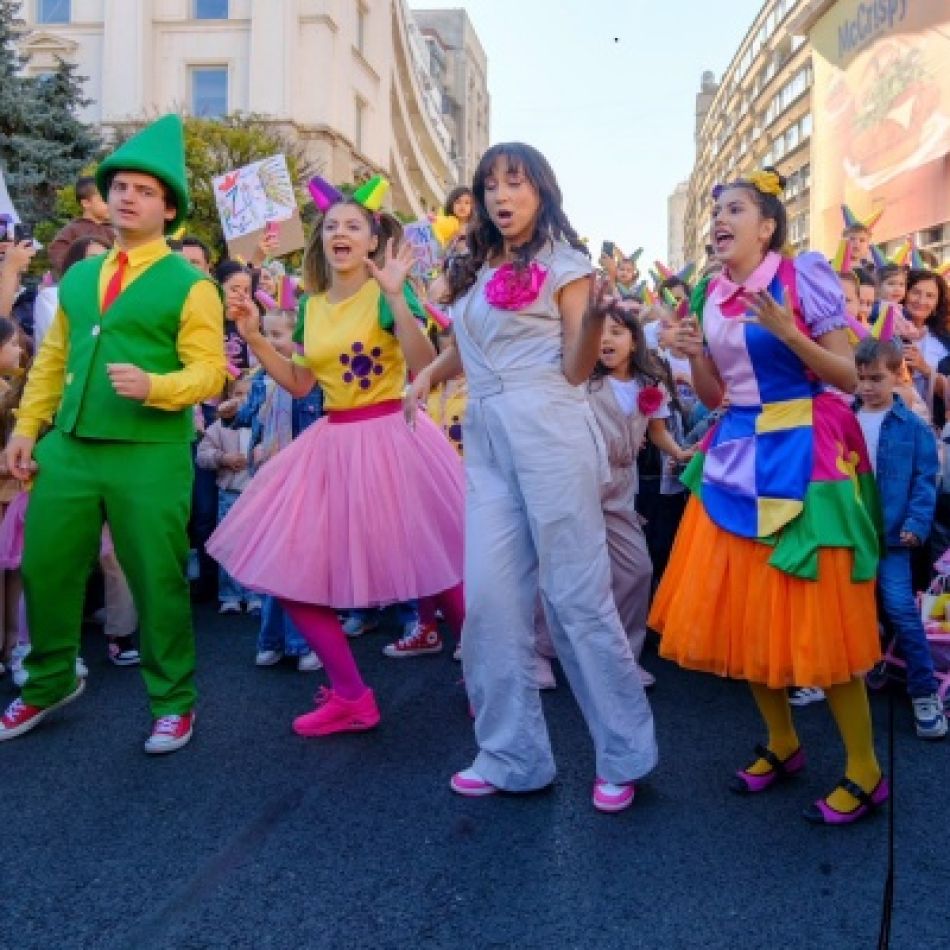 Peste 5.000 de copii, părinți și bunici la parada aniversară Zurli pe Calea Victoriei