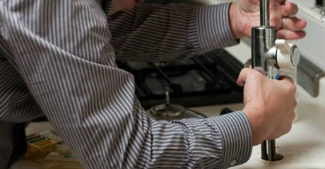 Pune-ti barbatul la munca! Iata cum sa-l convingi sa te ajute la treburile casnice