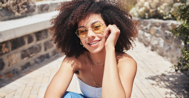 Curly Girl Method: Ghidul complet pentru păr creț perfect. Trucuri: șampon fără sulfați, plopping si uscare cu difuzor