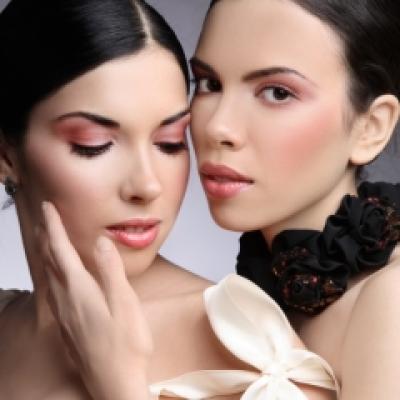 4 tipuri de make-up propuse de 4 designeri celebri