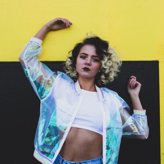 Geaca din plastic transparent: moft vestimentar sau utilitate? 