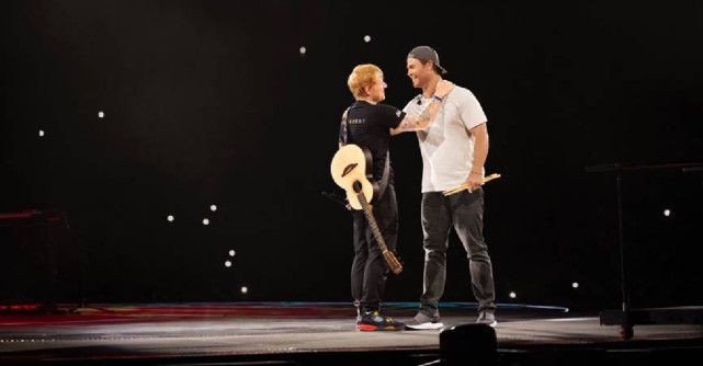 Video: Chris Hemsworth a cântat la tobe pentru prima dată la concertul lui Ed Sheeran din București