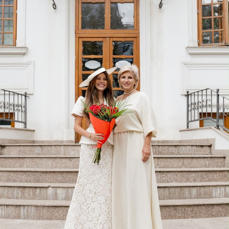 A venit îmbrăcată în alb, ca mireasa! Gestul neașteptat făcut de mama Valeriei Lungu la cununia civilă a fiicei sale