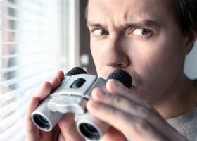 Sfatul psihologului: Cum se manifestă în iubire o persoană cu tulburare paranoidă?