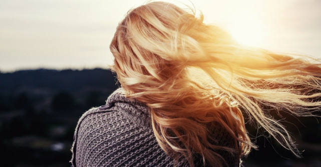 7 semne care arată că îți cade mai mult păr decât este normal