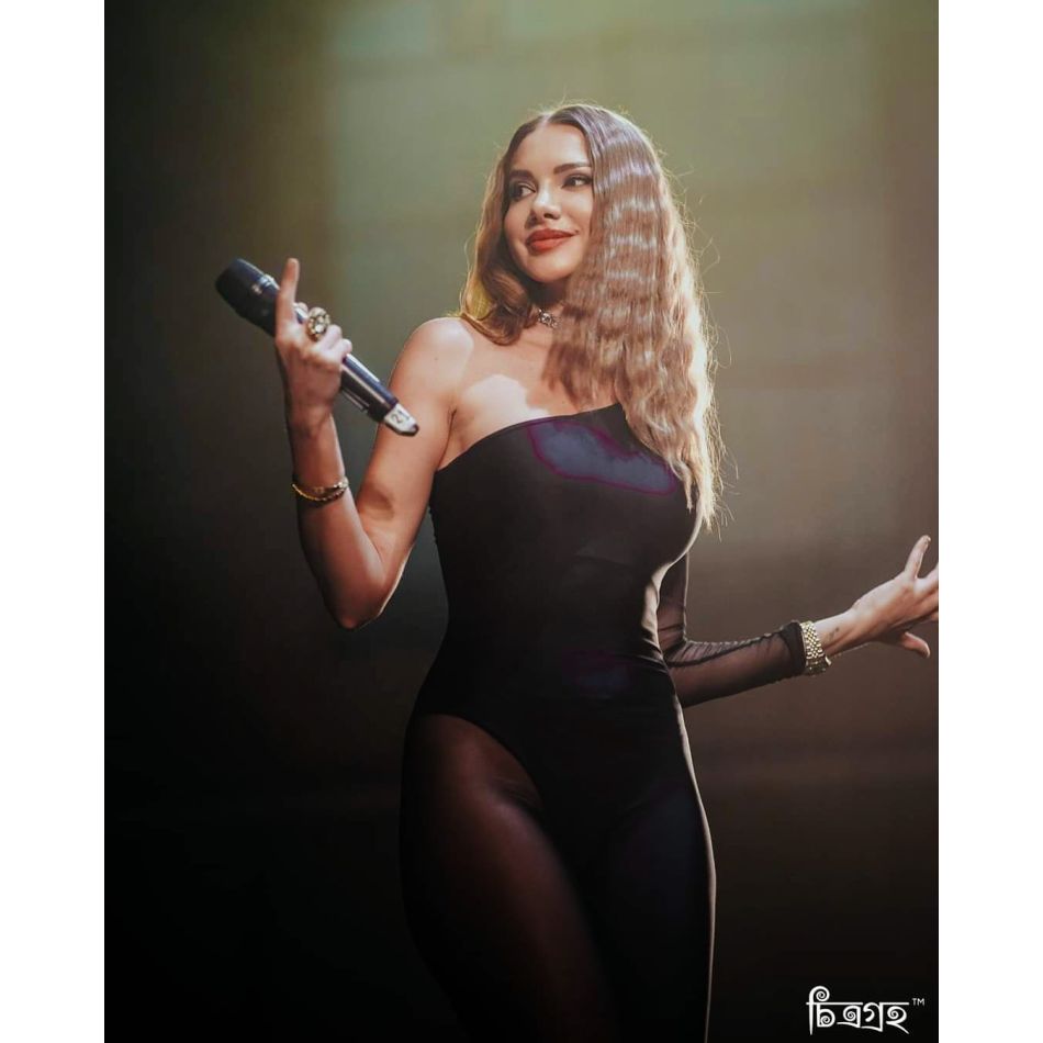 Otilia Billionera a făcut senzație în Bangladesh. 15.000 de oameni prezenți la concert, îndrăgostiți de energia artistei