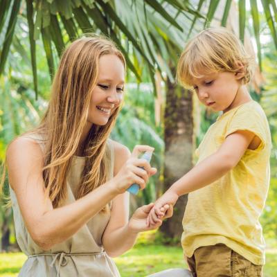 Ține căpușele și țânțarii la distanță cu Santaderm ParasiteS