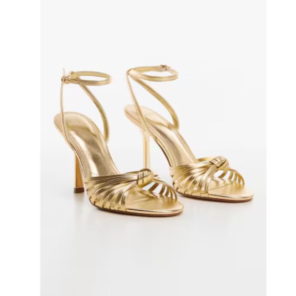 Eleganță versatilă: haine de zi, adaptate în ținute de seară. Cum poți face această tranziție 