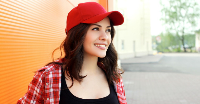 Sapca de baseball pentru femei - un accesoriu inca in tendinte