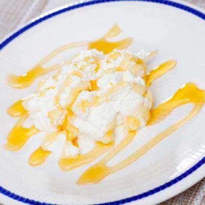 Câte calorii are urda de vacă sau oaie? Este sănătos să o consumăm? Îngrașă?