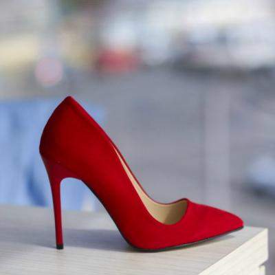 Sus pe tocuri, doamnelor! Avem pantofi stilleto pentru toate gusturile!