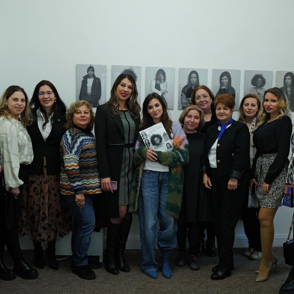 One Woman Countless Emotions: The Heroes Chronicle - O Expoziție Fotografică ce Explorează Trăirea și Exprimarea Emoțiilor